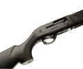 Półautomat śrutowy Beretta A300 Outlander Synthetic - zbliżenie na komorę zamkową i chwyt od prawej