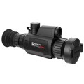 Celownik termowizyjny HIKMICRO Panther PQ50L 2.0 LRF – ukośny widok z lewej strony z zamkniętą osłoną obiektywu