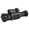 Termowizor HIKMICRO Panther PQ50L 2.0 LRF – perspektywa z prawej strony z panelem sterowania