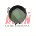 Przednia duża soczewka lunety Meopta ZD 6-24x56 Z-plus RD z zielonkawym odbiciem powłok ochronnych na jasnym tle z logo.