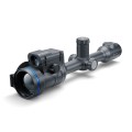 Pulsar Thermion 2 LRF XL60 ukazany pod kątem od przodu, prezentując zintegrowany dalmierz i obiektyw z niebieskim ringiem.