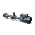 Pulsar Thermion 2 LRF XL60 z widocznym z boku oznaczeniem HD, zaprezentowany pod skosem na czystym, białym tle.
