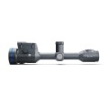 Pulsar Thermion 2 LRF XL60 przedstawiony z lewego profilu, ukazujący podłużną konstrukcję celownika termowizyjnego.
