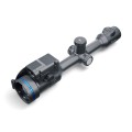Pulsar Thermion 2 LRF XL60 sfotografowany z góry pod lekkim kątem, co uwypukla symetryczne rozmieszczenie elementów.