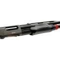 Strzelba Benelli Nova Speed - zbliżenie na system powrotu czółenka pod kątem