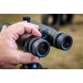 Lornetka ZEISS Conquest HDX 15x56 LRP podczas regulacji okularu przez użytkownika w trakcie obserwacji terenowej