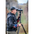 Lornetka ZEISS Conquest HDX 15x56 LRP używana na statywie podczas obserwacji terenowej przez użytkownika