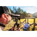 Lornetka ZEISS Conquest HDX 15x56 LRP używana na statywie podczas obserwacji strzelca na otwartej strzelnicy