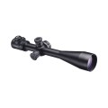 Luneta Meopta ZD 6-24x56 RD pod kątem na białym tle, widoczny duży obiektyw z fioletową powłoką i wysokie bębny taktyczne.