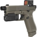 Pistolet Glock 45 Hunter Edition GTL II – widok pod kątem z kolimatorem i latarką