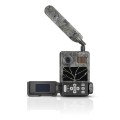 Fotopułapka Zeiss Secacam 3 z otwartą klapką, ekranem LCD i anteną LTE przedstawiona na białym tle