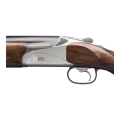 Browning 825 Sporter Adjustable Trap Forearm – bok z kolbą strzelby w tle