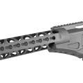 Karabin Sabatti ST-18 kal. .308 Win. - zbliżenie na przednią część szkieletowego łoża z otworami typu M-LOK i szyną Picatinny