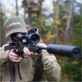 HIKMICRO Alpex 4K LRF - zbliżenie na celownik zamontowany na karabinie podczas użytkowania w terenie