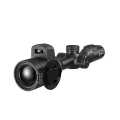 Celownik noktowizyjny HIKMICRO Alpex 4K LRF z uchwytem pod iluminator IR i otwartą osłoną obiektywu, widok z przodu