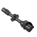 HIKMICRO Alpex 4K LRF – cyfrowy celownik noktowizyjny z uchwytem pod oświetlacz IR, widok z góry pod kątem