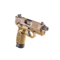 Pistolet FN 502 Tactical FDE – widok pod kątem z przodu