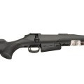 Sztucer Mauser M18 - zbliżenie na magazynek pudełkowy i chwyt pistoletowy z logo Mauser