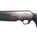 Sztucer Browning Maral 4X Ultimate (syntetyczna kolba) - zbliżenie na komorę zamkową z grawerowaną sceną myśliwską