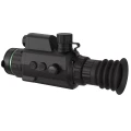Noktowizor HIKMICRO Cheetah 850 nm z gumową muszlą oczną i wbudowanym iluminatorem IR, ujęcie pod kątem