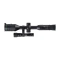 Celownik noktowizyjny HIKMICRO Alpex 4K z zamontowanym iluminatorem laserowym X-Hog Pro 850/940 nm w widoku bocznym