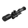 HIKMICRO Alpex 4K z iluminatorem laserowym X-Hog Pro 850/940 nm – celownik noktowizyjny z zamkniętą osłoną obiektywu, widok z przodu pod kątem