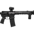 Karabinek Sig Sauer M400 Sentry 16" - zbliżenie na chwyt, magazynek i szynę M-LOK z kolimatorem