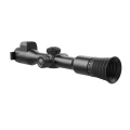 HIKMICRO Alpex 4K LRF Lite – celownik noktowizyjny z uchwytem pod iluminator podczerwieni w ujęciu z tylnej perspektywy