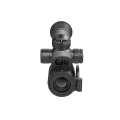 HIKMICRO Alpex 4K LRF Lite – celownik noktowizyjny z uchwytem pod iluminator podczerwieni w widoku od strony obiektywu
