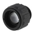 HIKMICRO L810 810 nm – iluminator laserowy w ujęciu pod kątem z widoczną przednią soczewką optyczną