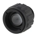 HIKMICRO L940 940 nm – iluminator laserowy w ujęciu pod kątem z widoczną przednią soczewką optyczną