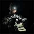Obserwator przygotowuje lornetkę termowizyjną HIKMICRO Habrok Pro HQ50L LRF 850 nm do nocnej obserwacji
