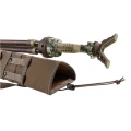 Pokrowiec na forkiet Primos Trigger Stick Scabbard - zbliżenie na wkładanie trójnogu z głowicą V-rest do otwartego pokrowca