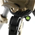 Trójnóg Primos Trigger Stick Apex - zbliżenie na poziomicę i zamek środkowej nogi