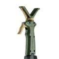 Trójnóg Primos Trigger Stick Vital - zbliżenie na mechanizm spustowy z widocznym logo Primos, widok pod kątem