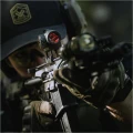 Strzelec celujący przez kolimator Vortex Crossfire Red Dot