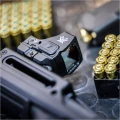 Kolimator Vortex Defender-ST 3/6 MOA zamontowany na karabinie