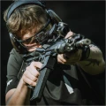 Kolimator Vortex Defender-ST 3/6 MOA na broni, strzelec przymierzający się do oddania strzału