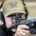 Strzelec celujący przez kolimator Vortex Defender-ST 3/6 MOA