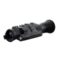 Celownik noktowizyjny PARD NV-SC4 4K 70 mm 850 nm widok na lewy bok od przodu