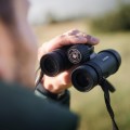 Lornetka Vortex Diamondback HD 10x32 w dłoni mężczyzny