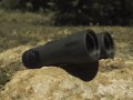 Lornetka Vortex Diamondback HD 8x42 na zewnątrz, leżąca na dużym kamieniu