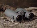 Lornetka Vortex Razor UHD 10x42 na ziemistym podłożu