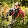 Lornetka Vortex Vulture HD 10x56 podczas obserwacji w terenie