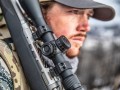 Strzelec z lunetą Vortex Razor HD LHT 3-15x50 30 mm AO G4i BDC i karabinem na ramieniu