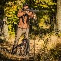 Myśliwy z lunetą Vortex Razor HD LHT 3-15x50 30 mm AO G4i BDC w lesie