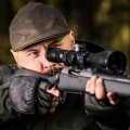 Strzelec z lunetą Vortex Razor HD LHT 3-15x50 30 mm AO G4i BDC podczas celowania