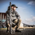 Strzelec z lunetą Vortex Strike Eagle 1-8x24 FFP 30 mm EBR-8