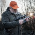 Mężczyzna z lunetą Vortex Strike Eagle 1-8x24 FFP 30 mm EBR-8 w terenie