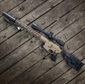 Luneta celownicza Vortex Viper PST II 5-25x50 30 mm AO EBR-4 zamontowana na broni na drewnianym podłożu